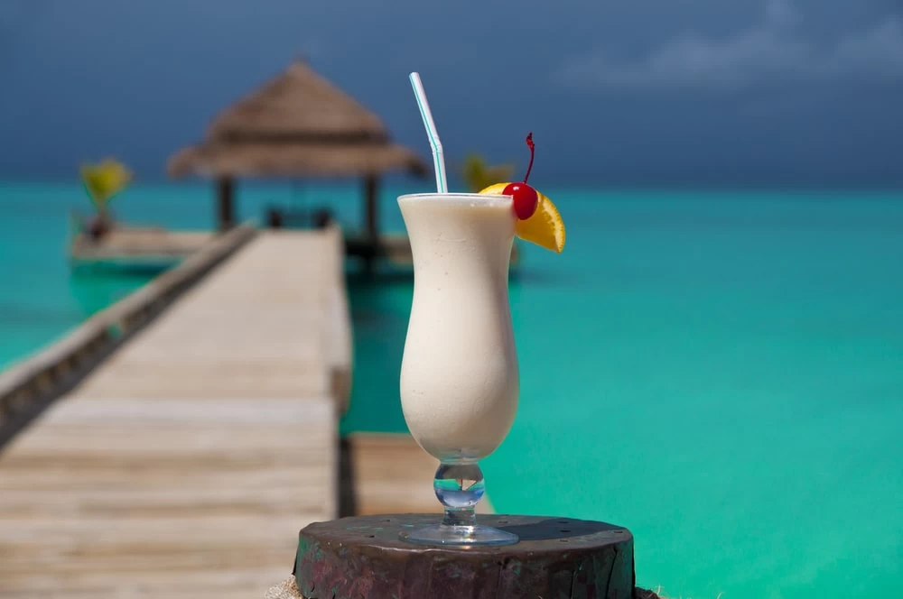 Koktel sa rumom na predivnoj plazi na moru.