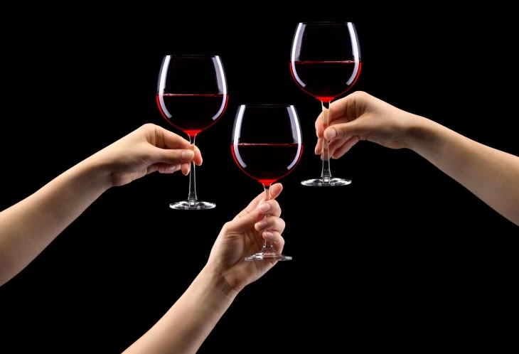 tri case crvenog vina