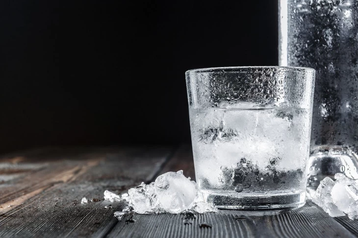 vodka u casi s ledom