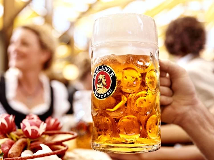 oktoberfest pivo krigla paulaner