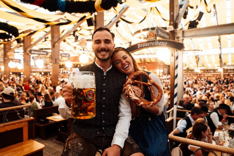 devojka-i-decko-na-oktoberfestu