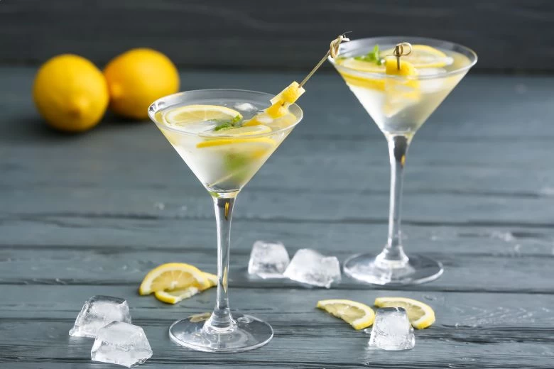 dva martinija u casama sa limunom