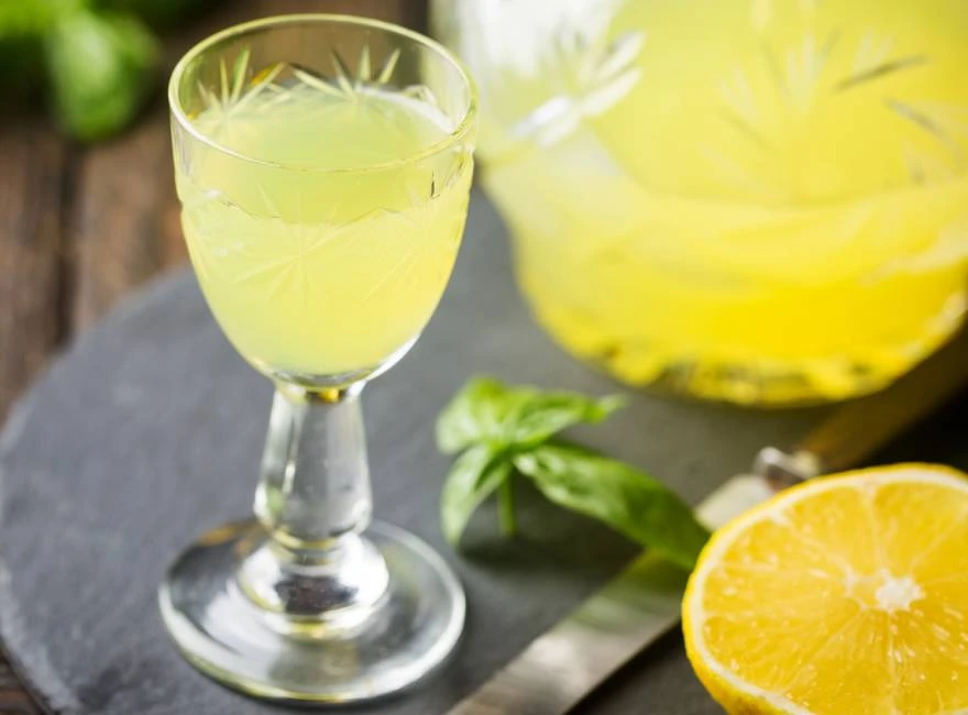 Čaša limoncello spritza ispred bokala