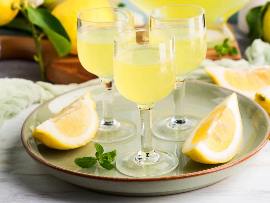 Tri limoncello spritza na poslužavniku