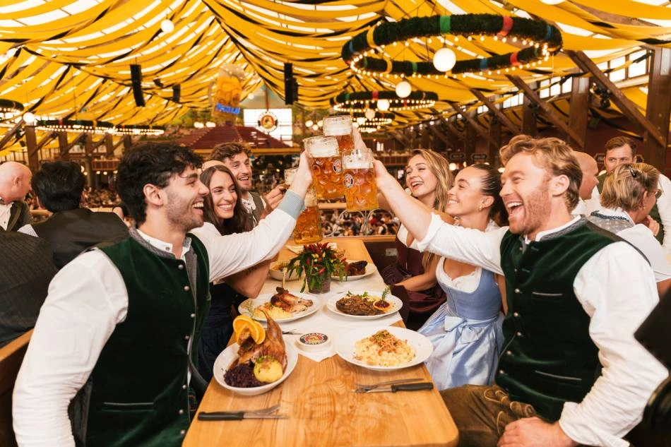 ljudi-nazdravljaju-oktoberfest-2026